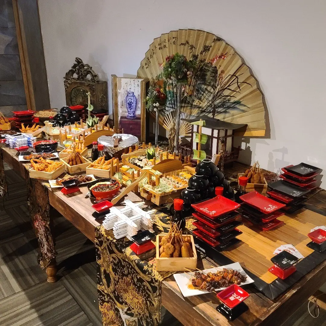 Un buffet Sushi especiales, Yakitori de pollo, Tempura, Yakimeshi con pollo, Teppanyaki de arrachera, y Kushiagues de camarón con queso. Un buffet Sushi especiales, Yakitori de pollo, Tempura, Yakimeshi con pollo, Teppanyaki de arrachera, y Kushiagues de camarón con queso.